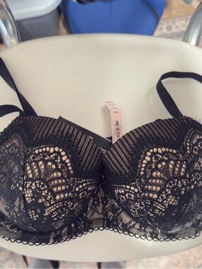 VS Dream Angel Lace Bra in Black and Nude Size 32DD NWT